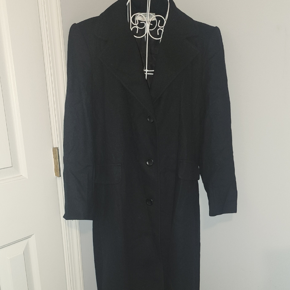 Elegant Black Trench Coat with Tailored Collar
